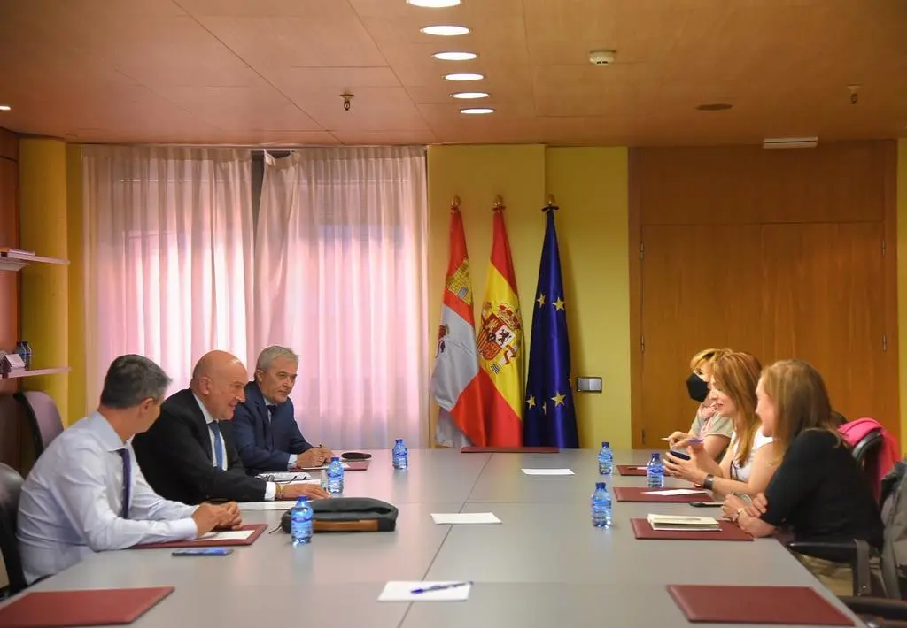 Reunión entre el consejero de Presidencia y CCOO