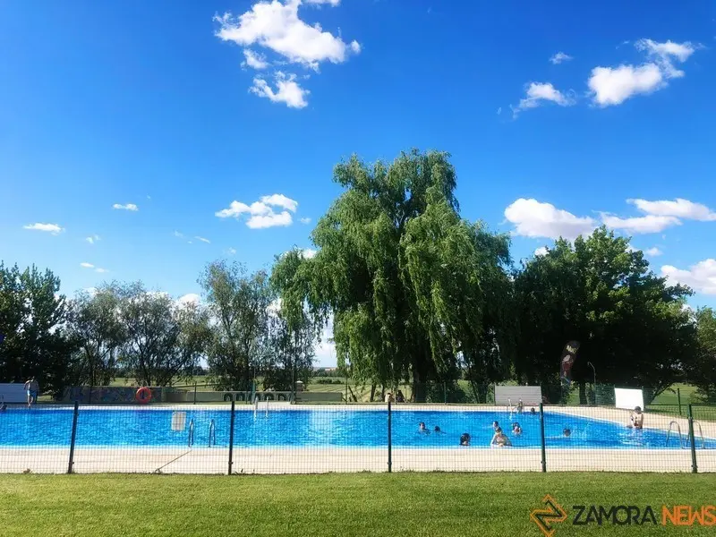 Bañistas disfrutan del agua en Villaralbo