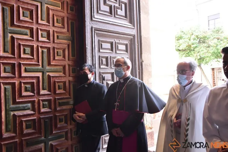 El Obispo de Zamora durante la ceremonia. Foto Aroa Colmenero