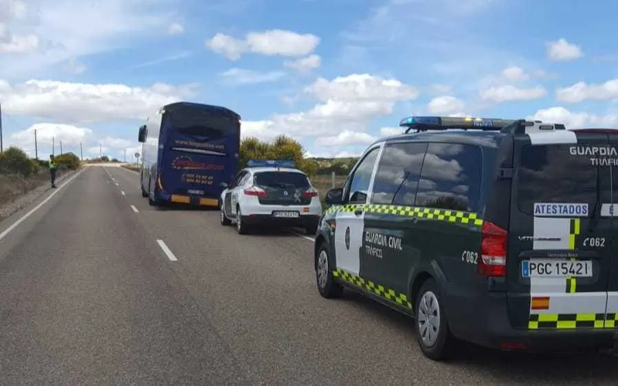 Pinchazo de un autobús en la ZA-324 a la altura de Villalcampo. Fotografía: GC