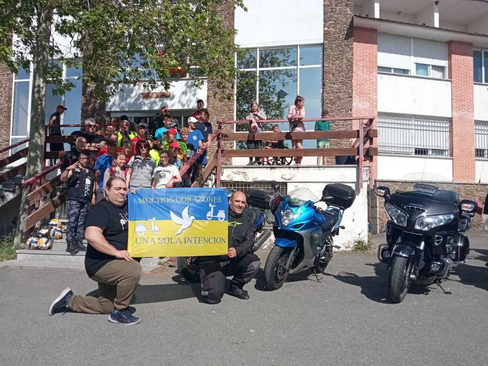 La expedición zamorana durante la entrega de testigo en el centro de Armenteros, donde residen 87 huérfanos ucranianos
