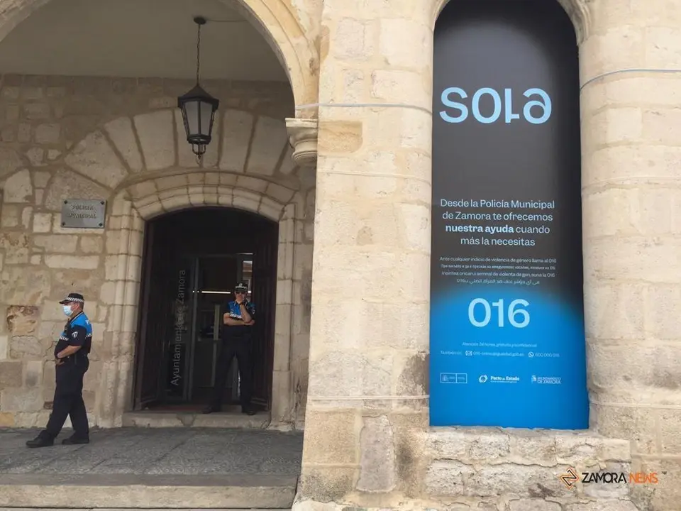 Vinilo en la fachada de la comisaría de la Policía Local de la nueva Campaña Viogen 'Sola'