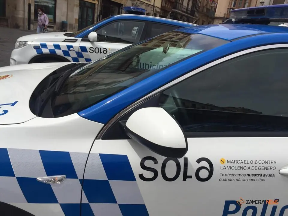 Coches patrulla de la Policía Local con los nuevos vinilos de la nueva Campaña Viogen 'Sola'