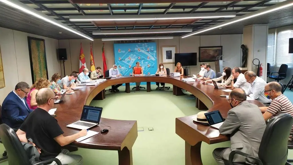 Delegada preside C. Urbanismo y M. Ambiente junio22