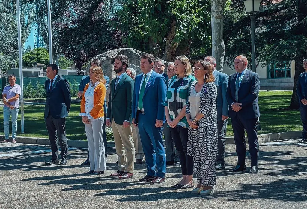 El vicepresidente de la Junta, Juan García Gallardo, durante el minuto de silencio en condena por el asesinato de una mujer en Soria