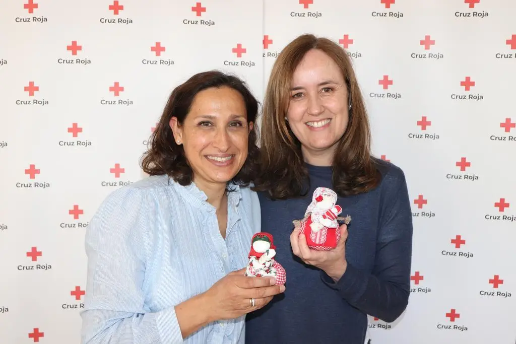 Ana Villoria y Susana Reglero posan con algunas de las muñecas motanka hechas a mano