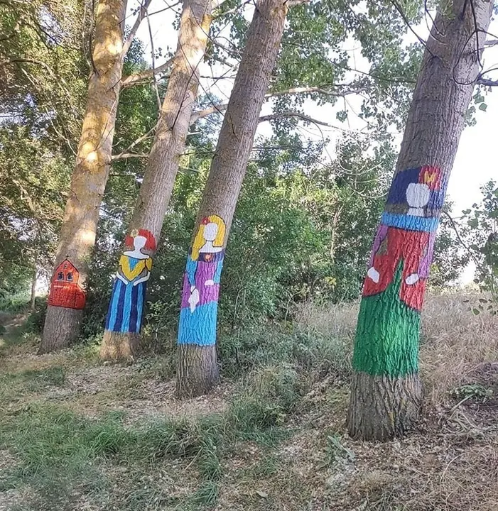 Pinturas de la artista local Flora restauradas en el Bosque Encantado de Santibáñez de Tera