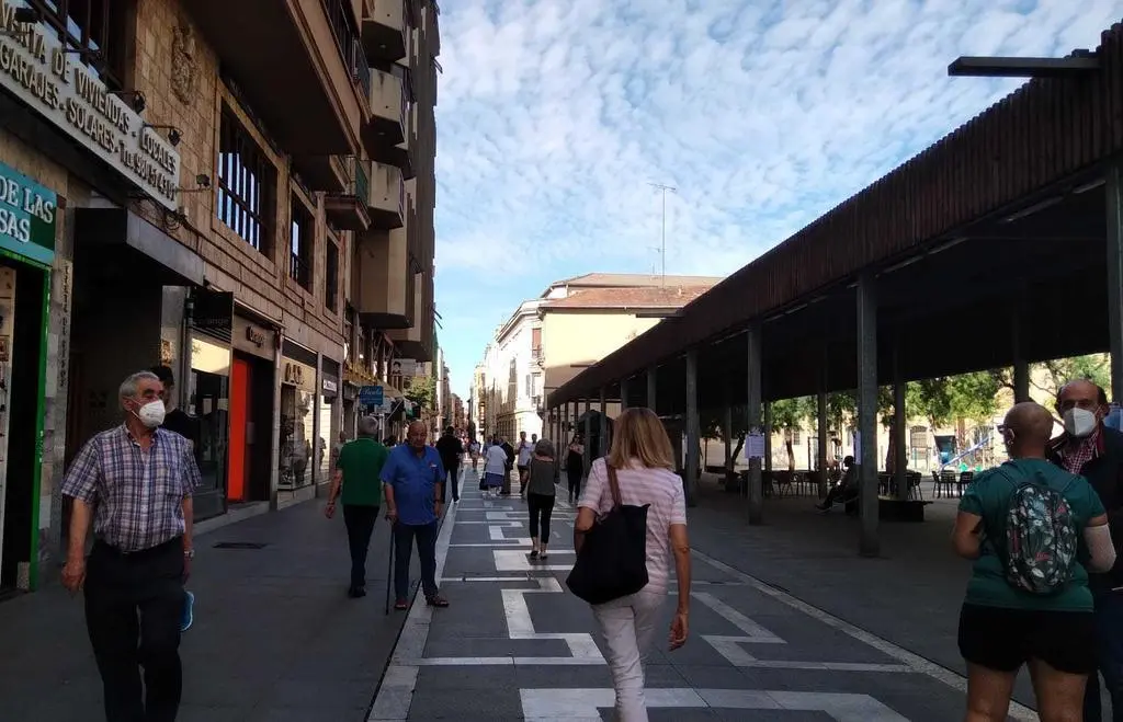 Gente por la calle Santa Clara