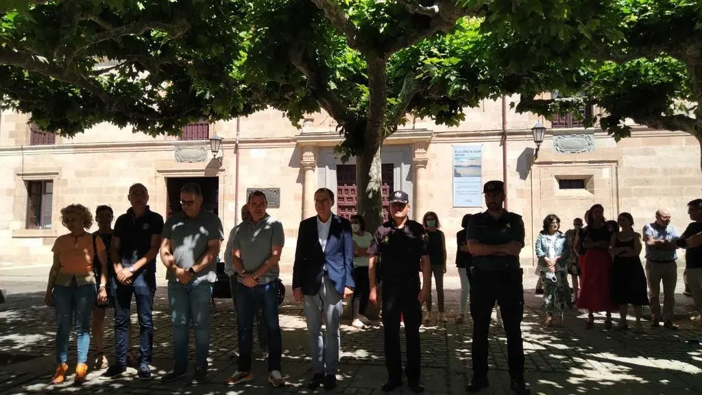Minuto de silencio frente a la Diputación de Zamora
