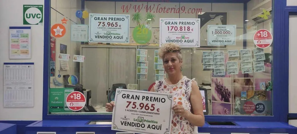 La lotera del CC Valderaduey muestra el premio