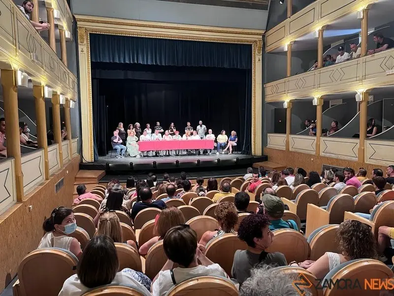 Asamblea de trabajadores de Siro en el Teatro Latorre de Toro