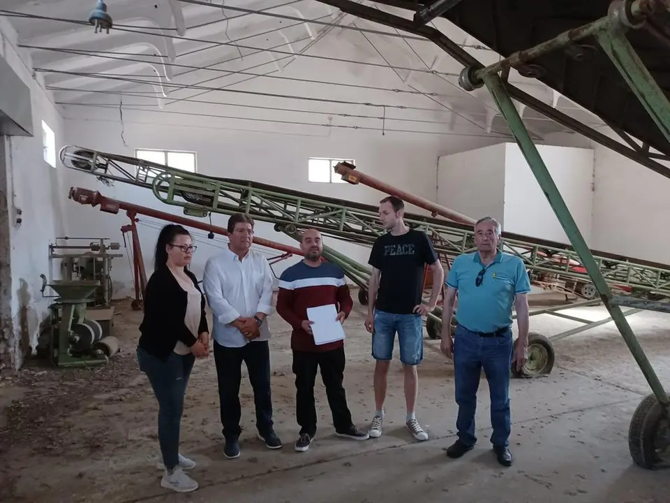El Alcalde de Fuentesaúco, Eduardo Folgado, y los concejales del equipo Gobierno José María Ramos, Laura Hernández, Rogelio Vellaz y Anselmo Tejero en una reciente visita al antiguo silo de la localidad