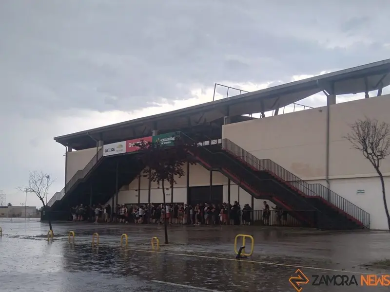 Público resguardándose en el estadio Ruta de la Plata