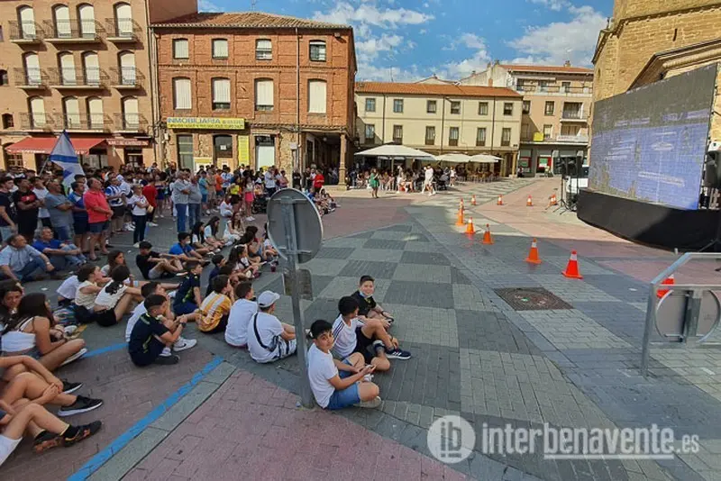 Los benaventanos se reunieron en la plaza para ver el partido