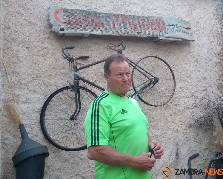 Amador Peñín en su Casa-Museo de las Antigüedades