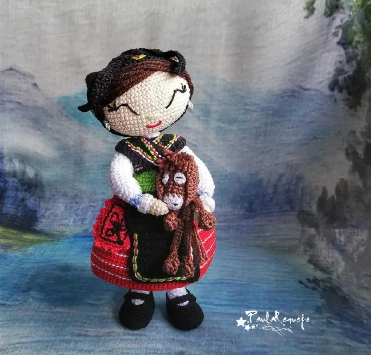 Muñeca de ganchillo con la bandera de Zamora en la falda. Creación de Paula Requejo