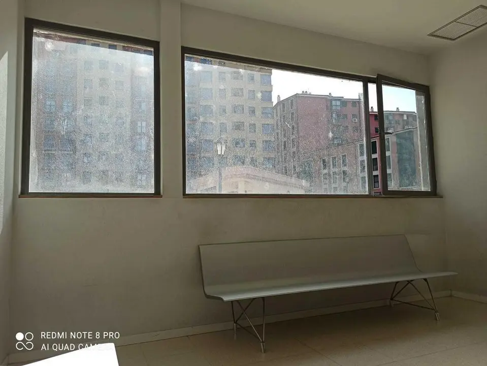 Fotografía del estado de una sala de espera en Puerta Nueva. Fotografía: MAMM a través del grupo "Foto denuncia Zamora"