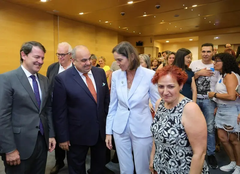 Mañueco, junto a la ministra Reyes Maroto tras la firma del acuerdo de Siro
