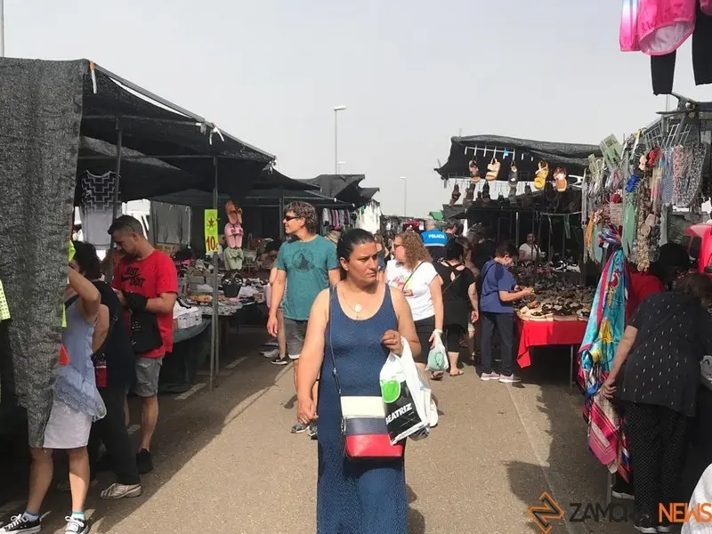 Gente en el mercadillo de Zamora