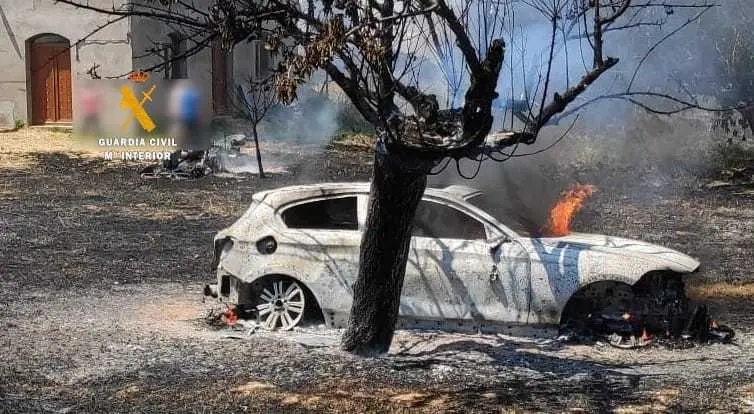 Incendio de varios vehículos junto al cementerio en Pueblica de Valverde
