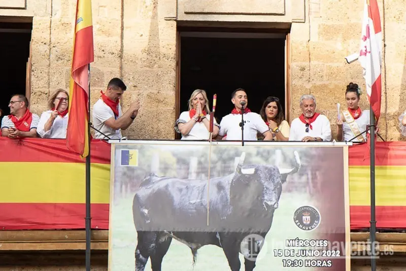 El alcalde en su discurso desde el balcón del Ayuntamiento de Benavente