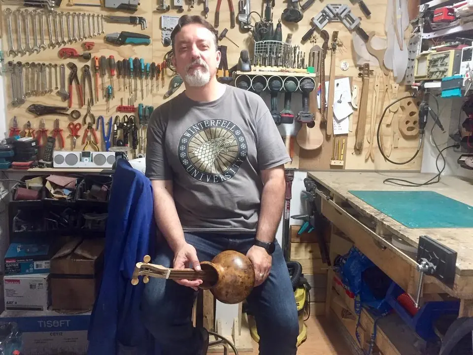 Juan Manuel Yéboles, fabricante de instrumentos tradicionales