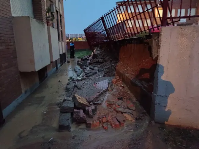 La fuerte tormenta derriba un muro exterior y su vallado en el Colegio Buenos Aires. Fotografía: Interbenavente.es