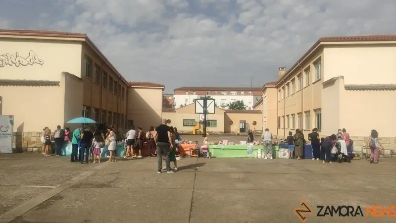 Mercadillo solidario en La Hispanidad