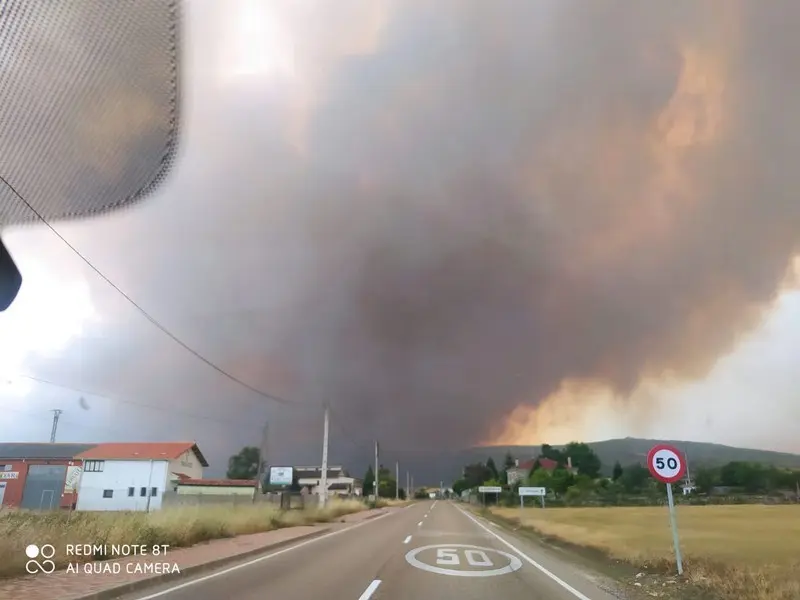 Columna de humo en la Sierra de la Culebra