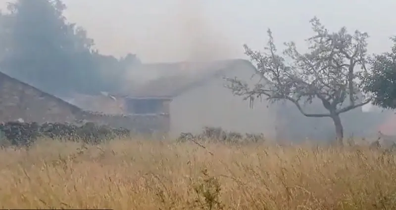 Casa de Villardeciervos en llamas. Foto Bomberos Forestales CYL