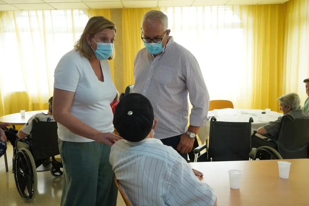 La consejera de Familia e Igualdad de Oportunidades, Isabel Blanco, durante la visita a los residentes de Ferreras de Abajo evacuados