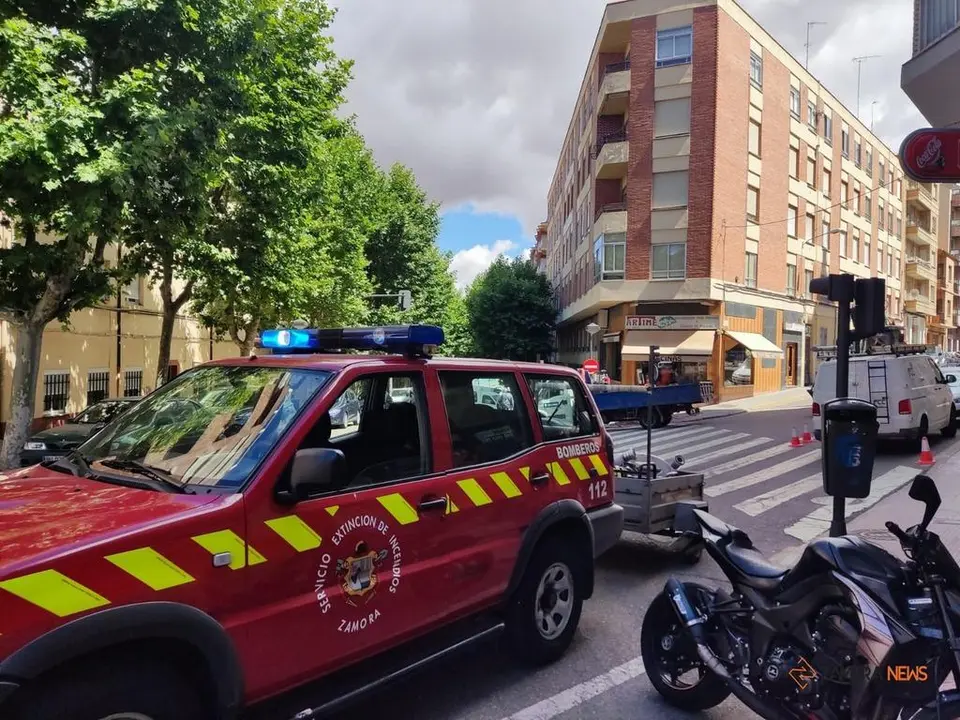 Bomberos de Zamora atienden una incidencia en la avenida Víctor Gallego