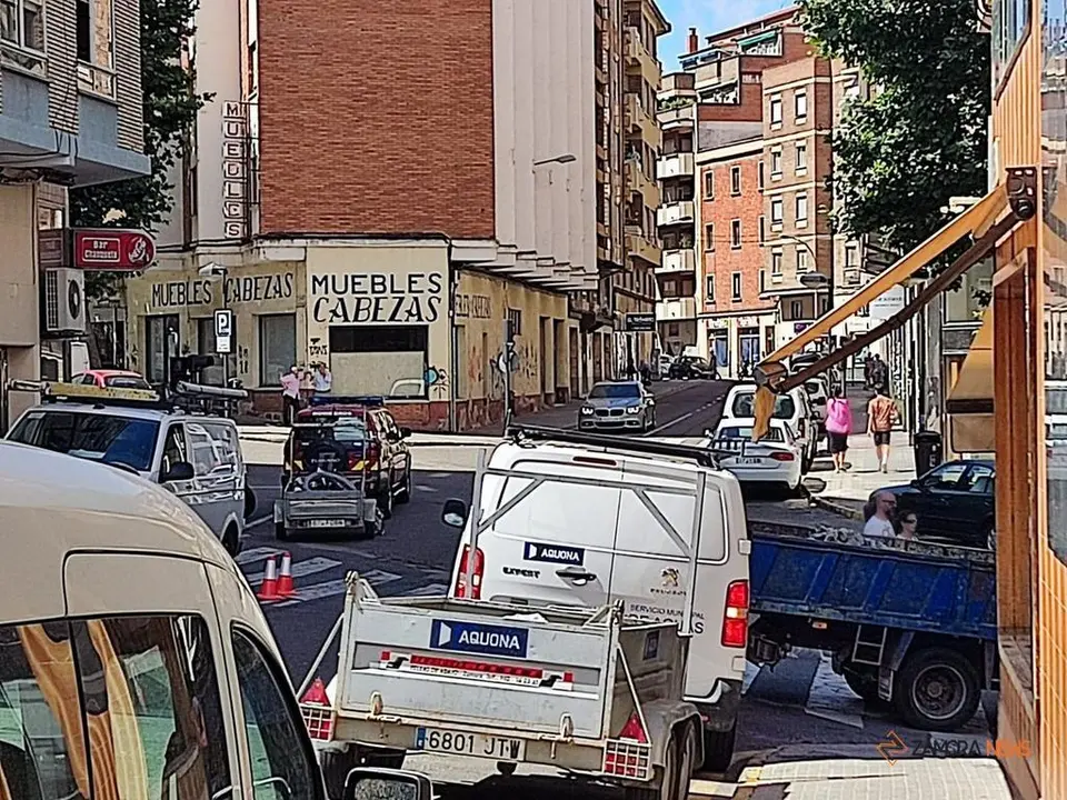 Los técnicos de AQUONA atienden una incidencia en la avenida Víctor Gallego