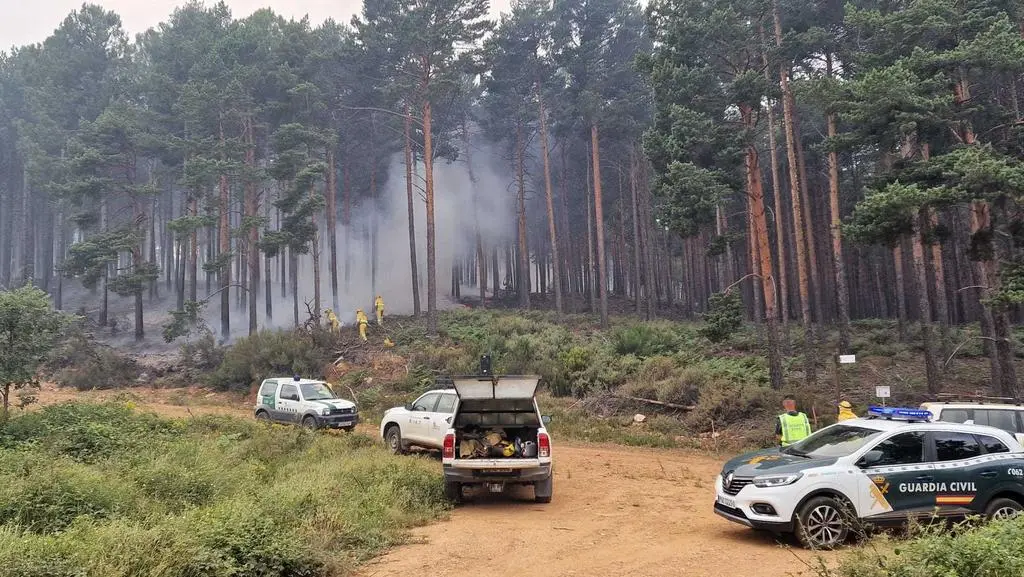 La Guardia Civil inspecciona la zona afectada por el incendio de Sierra de la Culebra. Fotografía: GC