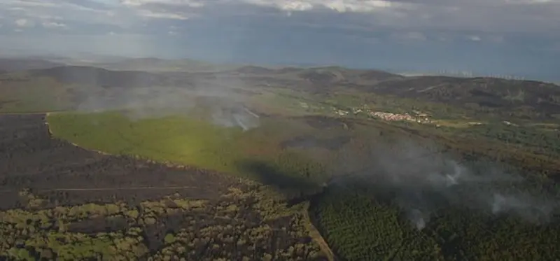 Imagen de columnas de humo en  la Sierra de la Culebra. Foto Junta Castilla y León
