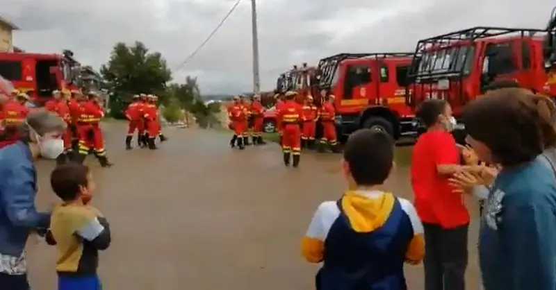 Escolares despiden a la UME en Santibáñez de Vidriales. Foto Interbenavente