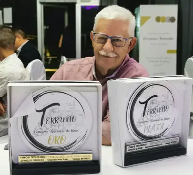Francisco Monasor, autor de los vinos, posando junto a los galardones