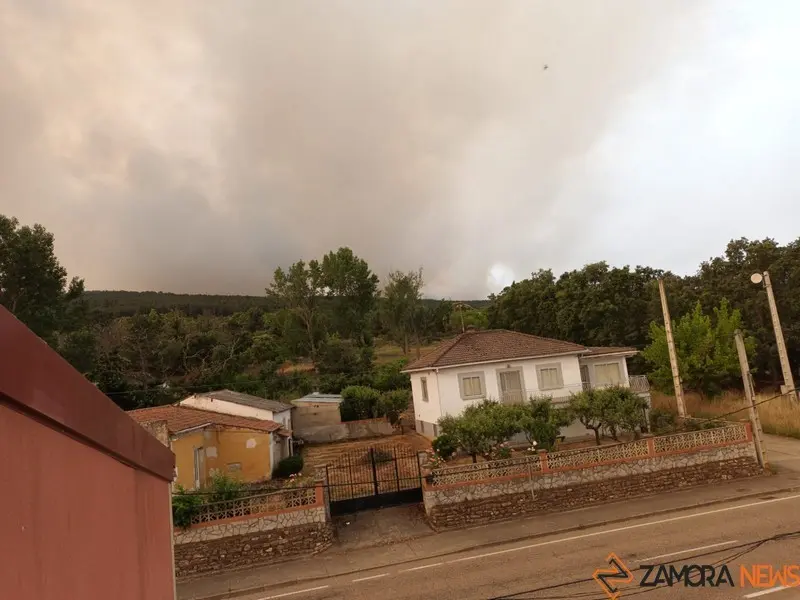 Columno de humo desde una casa de Otero de Bodas. Foto cedida/archivo
