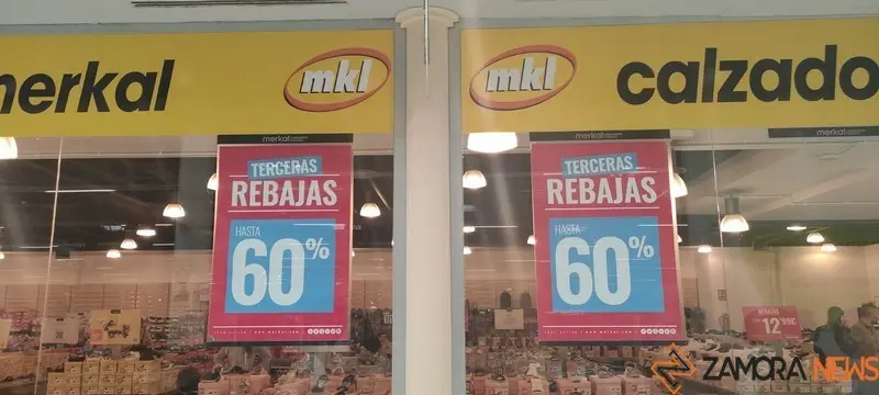 Rebajas en una de las tiendas del CC Valderaduey