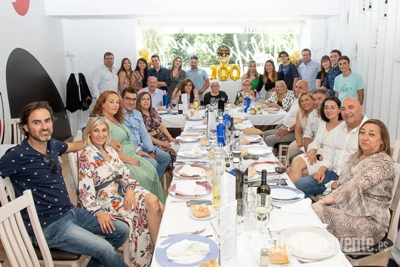 María Tejedor con su familia en su 100 cumpleaños