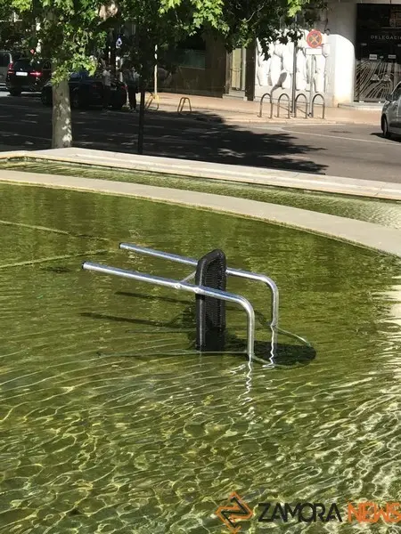 Silla arrojada en la Plaza de la Marina