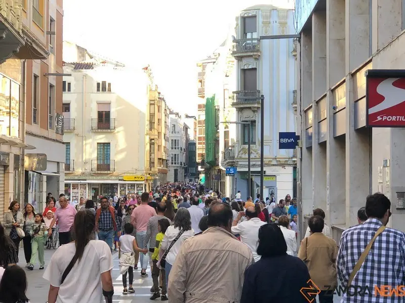 Santa Clara llena de gente este domingo de San Pedro. Foto Marcos Vicente