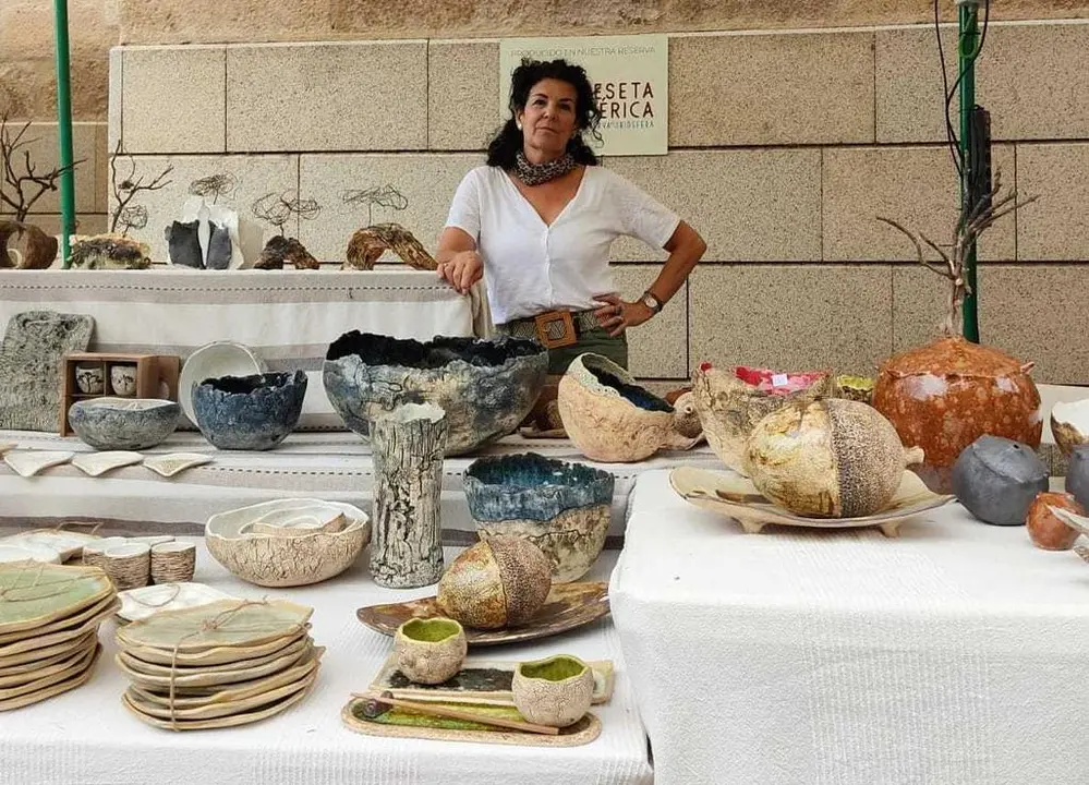 Nuria, de Numa Cerámica, en su stand en la Feria de Cerámica y Artesanía de las Fiestas de San Pedro
