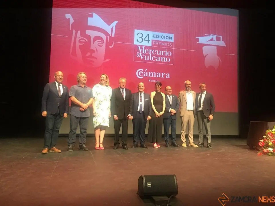 Foto de familia de los galardonados y autoridades en la 34 edición de los Premios Mercurio y Vulcano