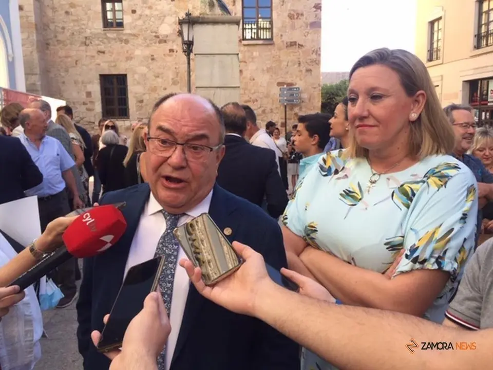 El presidente de la Cámara de Comercio de Zamora, Enrique Oliveira, Junta a la consejera de Familia, Isabel Blanco