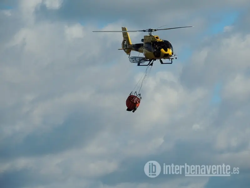 Helicóptero transportando agua. Foto Interbenavente