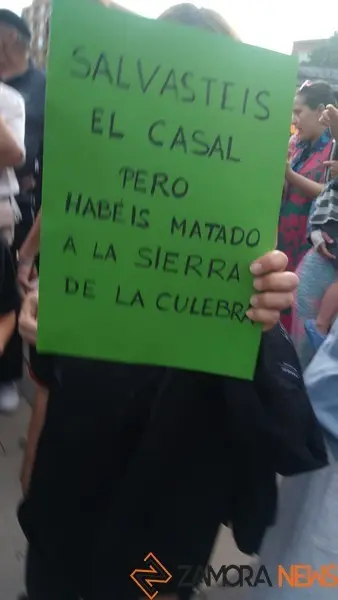 Pancarta en la manifestación por la Sierra de la Culebra en la Plaza de la Marina