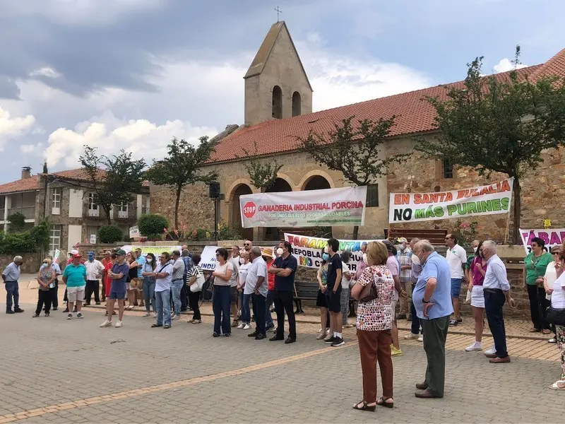 Manifestación contra las macrogranjas en Faramontanos