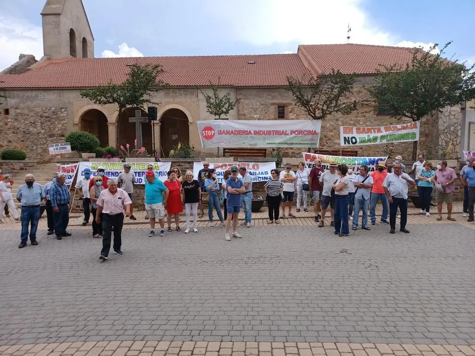 Representantes del PSOE de Zamora y de la comarca de Tábara junto a los vecinos hoy Domingo en la concentración contra las macrogranjas convocada por la Asociación Pueblos Unidos en Faramontanos