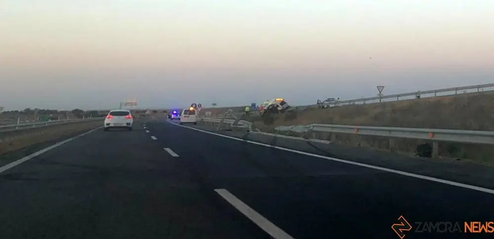 accidente a66 vuelco y arrancado guarda rail. imagen de archivo
